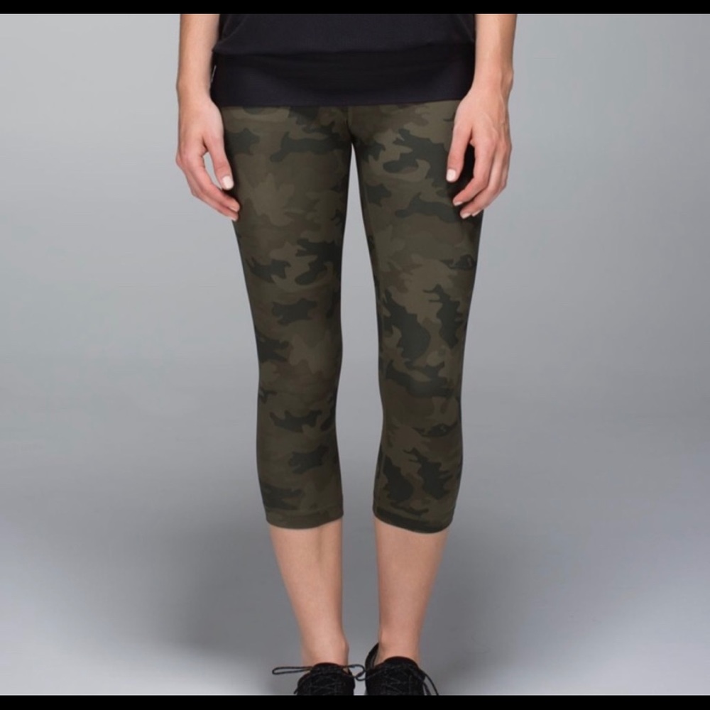 Lululemon Camo Print Cropped Leggings. Size 6